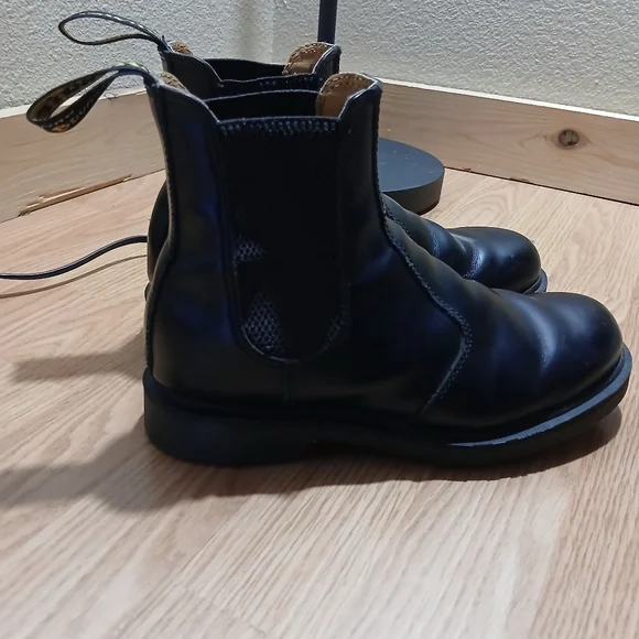 Doc Marten 2976 Smooth Leather Chelsea Boots - Picture 3 of 9